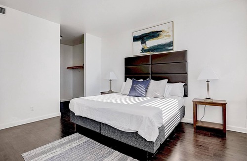 Downtown Fort Worth Apartment | Frontdesk | Bright 2 BR in Sundance Square