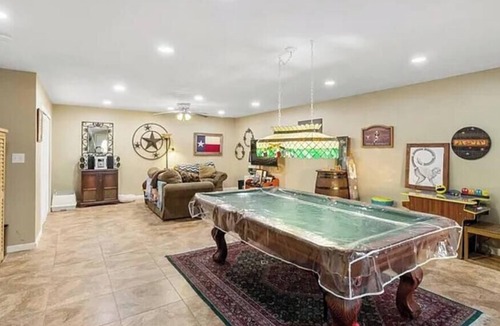 Mico Bed & Breakfast | Frontier Suite - The Walpole Lodge, Mico, TX