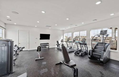 Fort Worth Apartment | FtWorth NR DFW airport Wifi gym pool 1/1 Garage