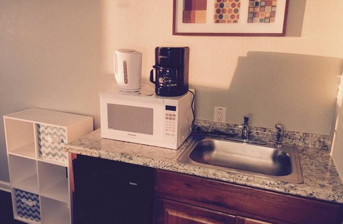 Denton Apartment | Full Cozy Studio w/Shared Bath - B