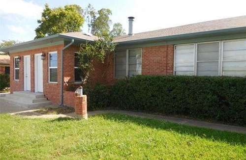 Denton Apartment | Full Cozy Studio w/Shared Bath - B