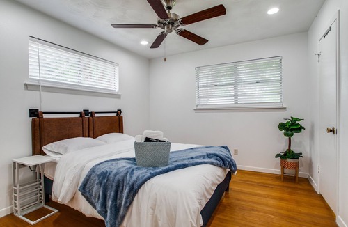 White Rock Hills House | Full home. King bed, direct access to highway