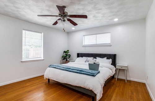 White Rock Hills House | Full home. King bed, direct access to highway