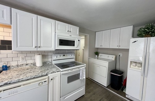 Lincoln House | Full home short walk to Memorial stadium, Hawks field, Railyard & Pinnacle arena