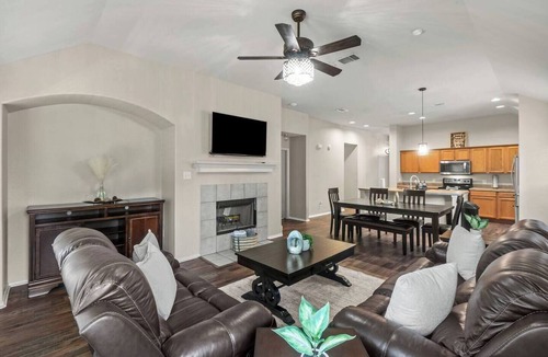 John T White House | Fully Fenced Backyard - Close to Parks & Gardens