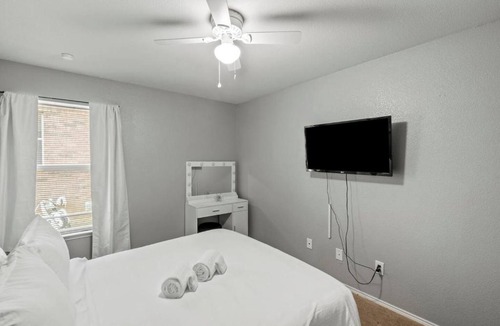 John T White House | Fully Fenced Backyard - Close to Parks & Gardens