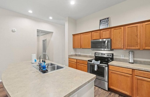 John T White House | Fully Fenced Backyard - Close to Parks & Gardens