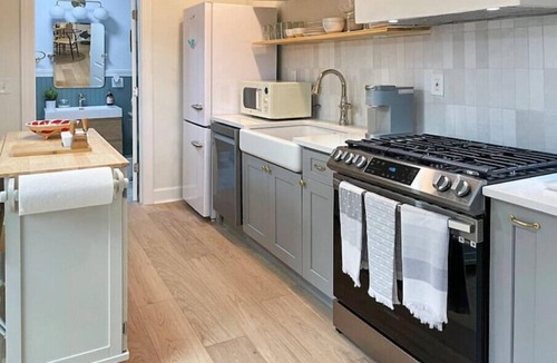 Southtown Apartment | Fully Loaded, Free Driveway & Street Parking!