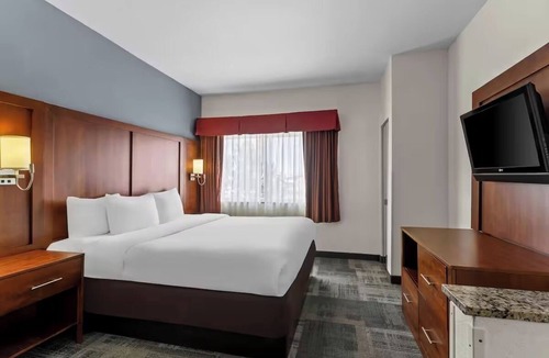Englewood Hotel | Fun and Relaxing Suites Close to Denver Tech, Trails, Shopping & Entertainment