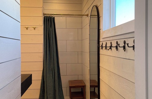 Concho House | Fun Bunkhouse with 10 beds, full kitchen, and WiFi, AC in Historic Concho