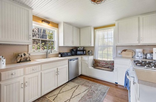 Warrenton House | Fun, eclectic Round Top home w/POOL! 5 min to town