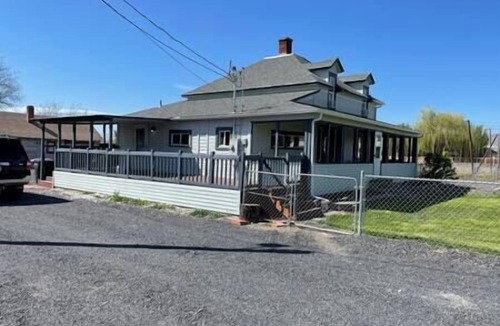 Buena House | Fun Farmhouse with lots of space and no neighbors