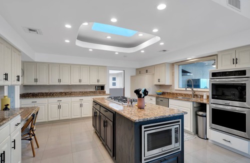 Shadow Hills House | Fun-for-all! Pool! Private Pickleball Court! Game room!