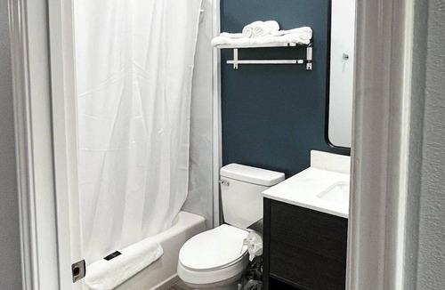 Southeast Houston Hotel | Functional Unit Ideal for Families & Groups Traveling | Pet-Friendly