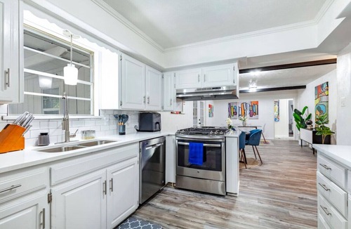 Grand Prairie House | Funky Haus near FIFA World Cup, Six Flags, & AT&T Stadium with Game & Movie room