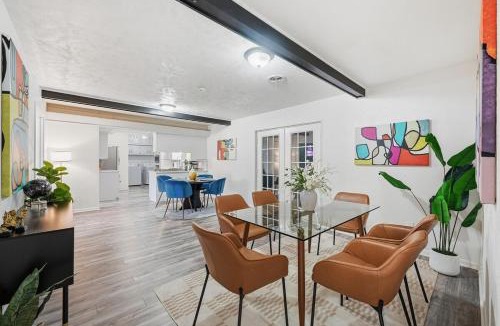 Grand Prairie House | Funky Haus near Six Flags and ATT Stadium with Game & Movie room
