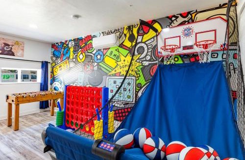Grand Prairie House | Funky Haus near Six Flags and ATT Stadium with Game & Movie room