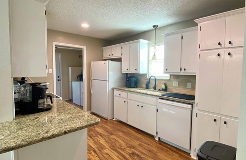 Lubbock House | Furnished 3BR Near UMC and Covenant, All Utilities, King bed/65” TV/Games & More