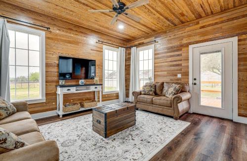 Schulenburg House | Furnished Deck + Views: Rural Schulenburg Retreat