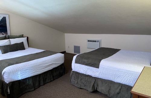 Wapato Point Apartment | G3 Poolside and Mountain Views