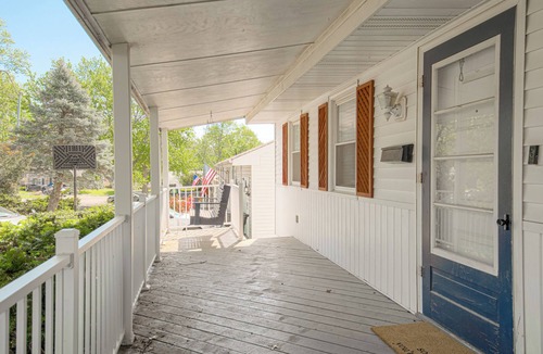 Independence House | Game Day Getaway! Delightful 3-bedroom house with AC in charming Independence