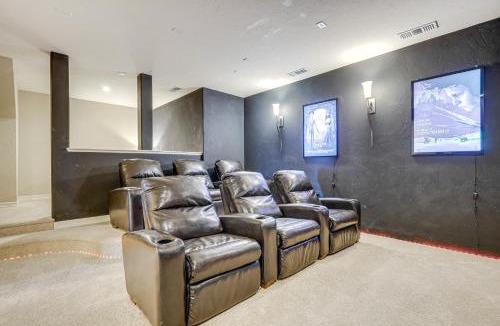 Tucumcari House | Game Room & Deck: Group Getaway in New Mexico!