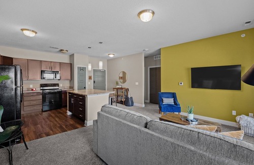 West Des Moines Apartment | Garage Included | King Bed | First Floor | Gym