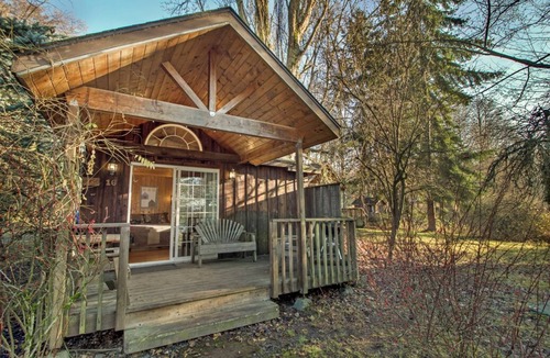 Eastsound Cabin | Garden Studio Cabin w/peek-a-boo views - 1 min walk to beach!