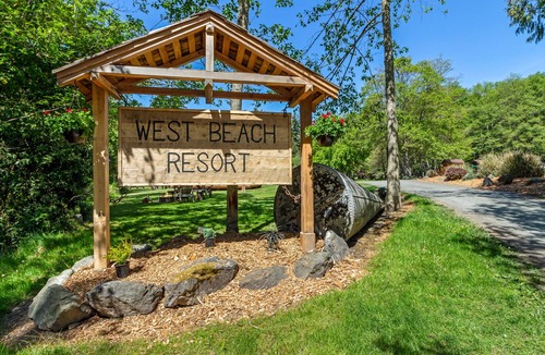 Eastsound Cabin | Garden Studio Cabin w/peek-a-boo views - 1 min walk to beach!