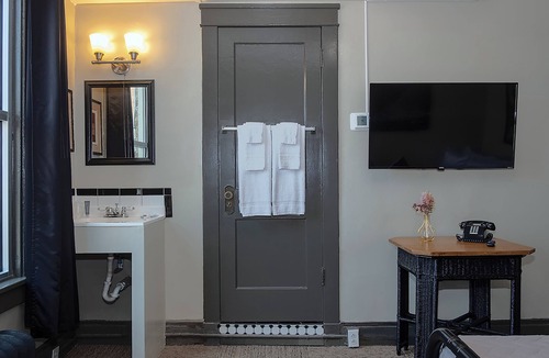 Downtown El Paso Hotel | Gardner Hotel & Hostel