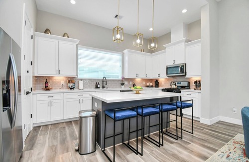 Brookhollow House | Gated, Comfy & Modern 3 BDR Townhome Centrally located near Airport.