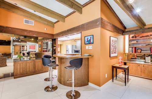 Irving House | Gated Mid-Century Modern Estate Guesthouse