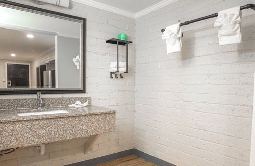 Graham Hotel | Gateway Inn