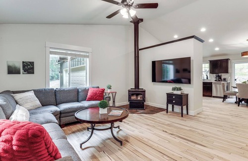 Ariel House | Gateway to Mt St Helens! Home Near Yale Lake