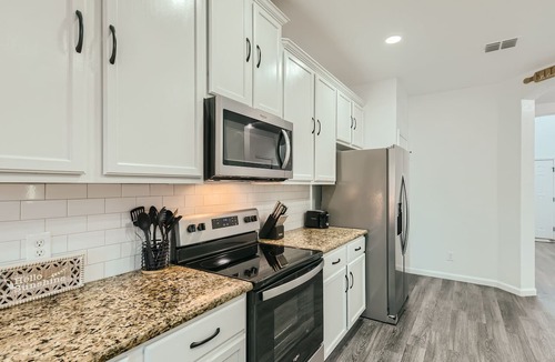 West San Antonio House | Gathering Place 4BR Lackland BMT Seaworld < 4.5mi!