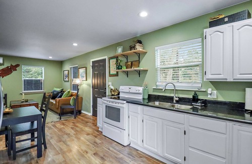 Anahuac Cottage | Gator Getaway - Charming 2-bedroom cottage with WiFi, AC in delightful Anahuac.