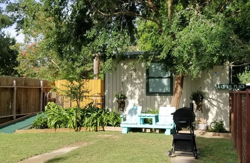 Cypress Cottage | Gerries Place1 - PRIVATE- Unique Cottage- Rescue Llama Ranch - Suburb of Houston