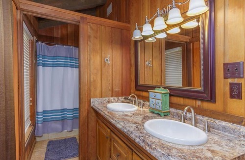 Lindale House | Get away from it all! Fish, Shop in Canton, Golf, Tx Rose Horse Ranch or Relax!