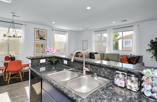 Greater East End House | Getaway on the Bayou | East Downtown Townhome