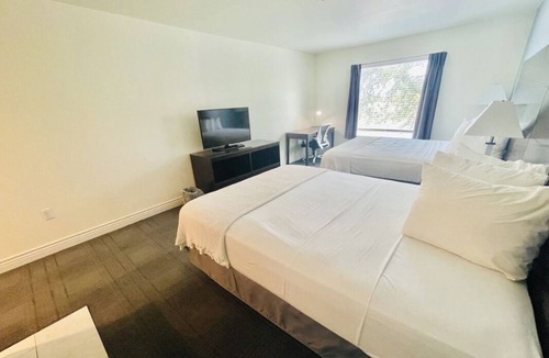 Cuero House | Getaway Weekend Trip! Comes w/ Free Parking, Minutes from Guadalupe River!