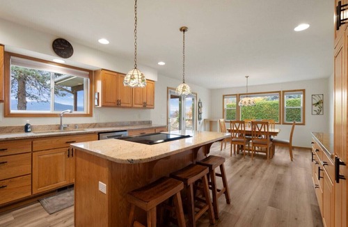 Davenport House | Getaway with Gorgeous Lake View
