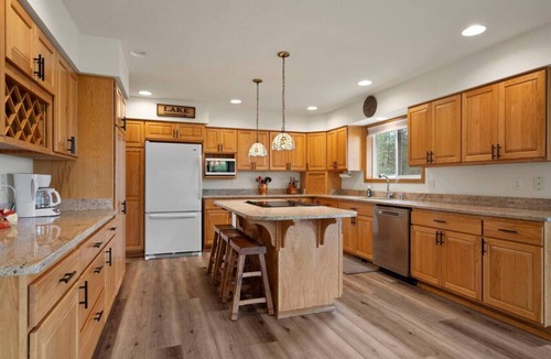 Davenport House | Getaway with Gorgeous Lake View
