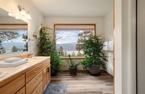 Davenport House | Getaway with Gorgeous Lake View