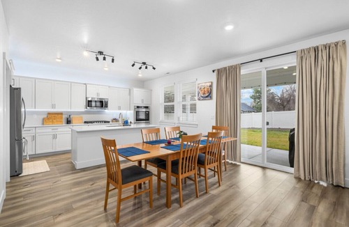 West Valley House | Ginger Creek Getaway, For Dog Loving Families!