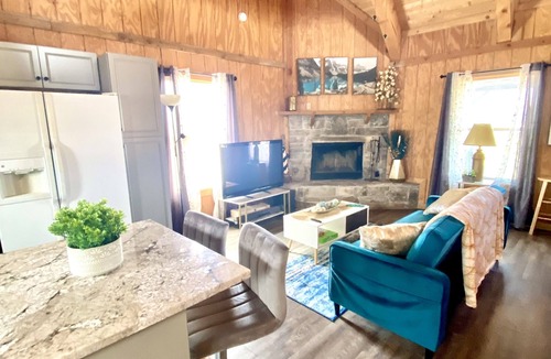 Duchesne Cabin | GLAMOROUS Stylish cabin💫 over 2 acres, beautiful views, sleeps 8, washer & dryer