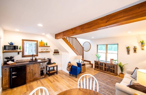 Elm Mott House | Glamping Cabin in Waco, Texas for Weekend Escapes to Nature