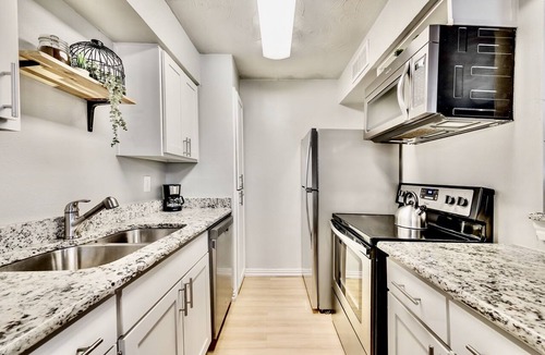 Old East Dallas Apartment | Global Cup Insta-Worthy Flat Arboretum Tickets Included