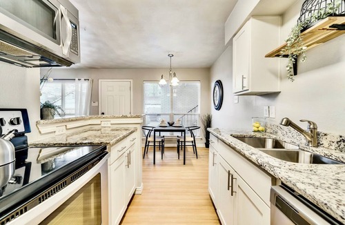 Old East Dallas Apartment | Global Cup Insta-Worthy Flat Arboretum Tickets Included