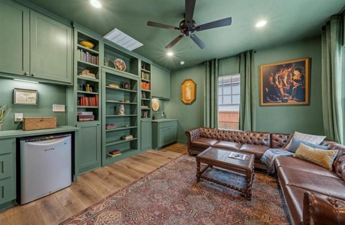 Brazos House | Gloria Cottage - 2 blocks to Magnolia and 3 mins to Baylor