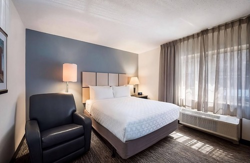 Las Colinas Hotel | Go for a Walk in Thomas Jefferson Park! Pets-Allowed, Kitchen, Private Parking!